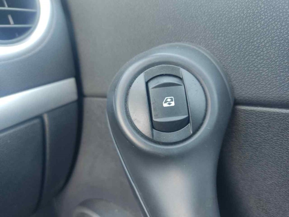 RENAULT Clio 3 generation (2005-2012) Кнопка стеклоподъемника передней правой двери 25438870