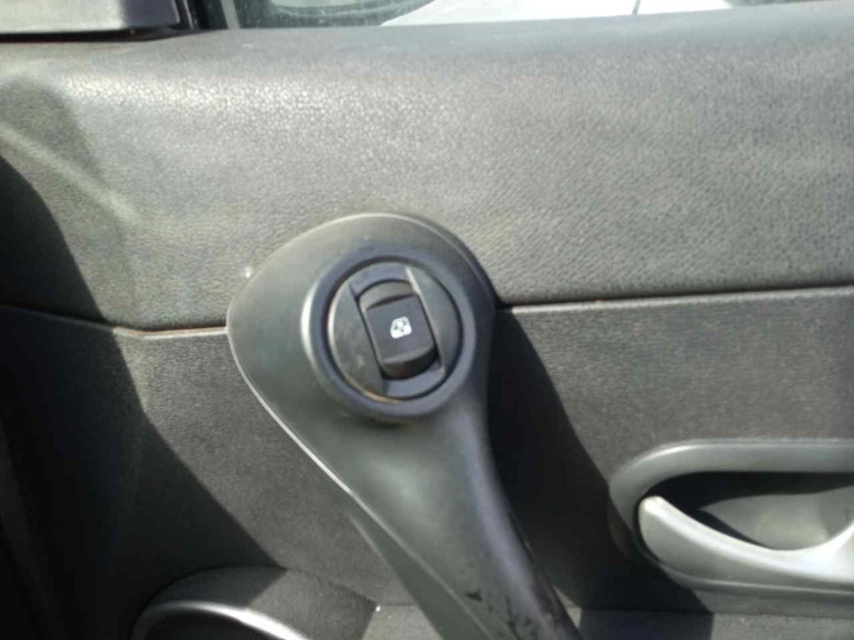 RENAULT Clio 3 generation (2005-2012) Priekinių dešinių durų langų pakėlimo mygtukai 25756129