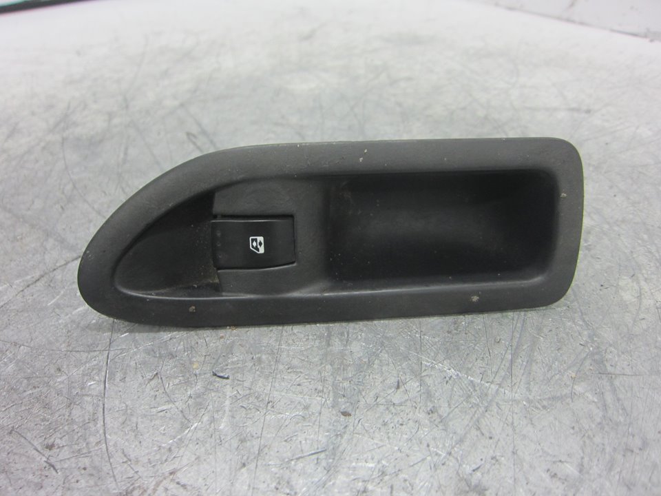 RENAULT Laguna 2 generation (2001-2007) Кнопка стеклоподъемника задней правой двери 8200016013 24925797