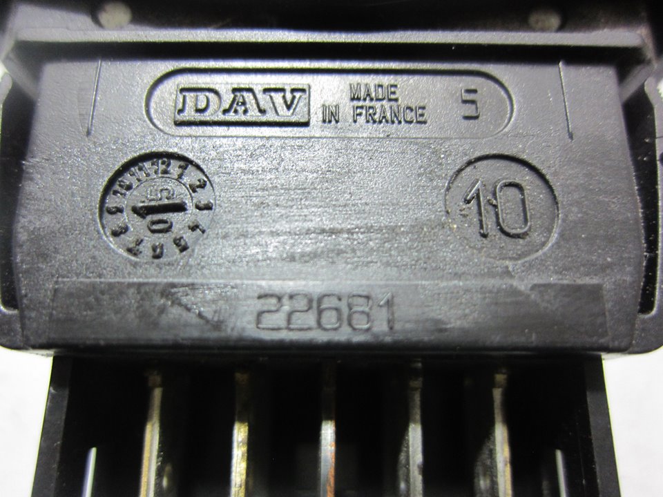DACIA Logan 1 generation (2004-2012) Кнопка стеклоподъемника передней левой двери 22681 24961730