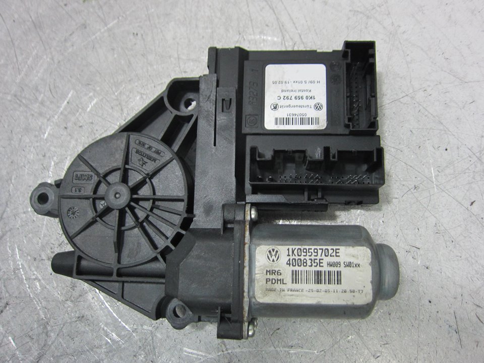 VOLKSWAGEN Golf 5 generation (2003-2009) Front Right Door Window Control Motor 400835E 24936517