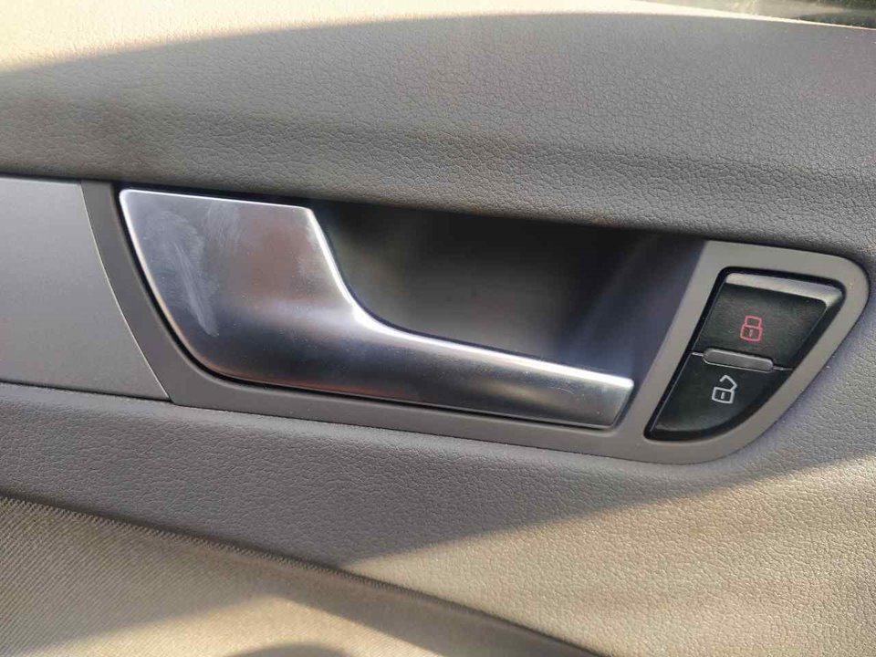 AUDI A4 B8/8K (2011-2016) Cadre de poignée intérieure de porte avant gauche 25373801