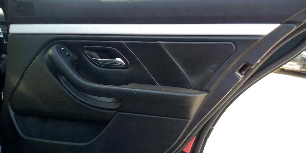 BMW 5 Series E39 (1995-2004) Bakre höger dörrpanel 25372851