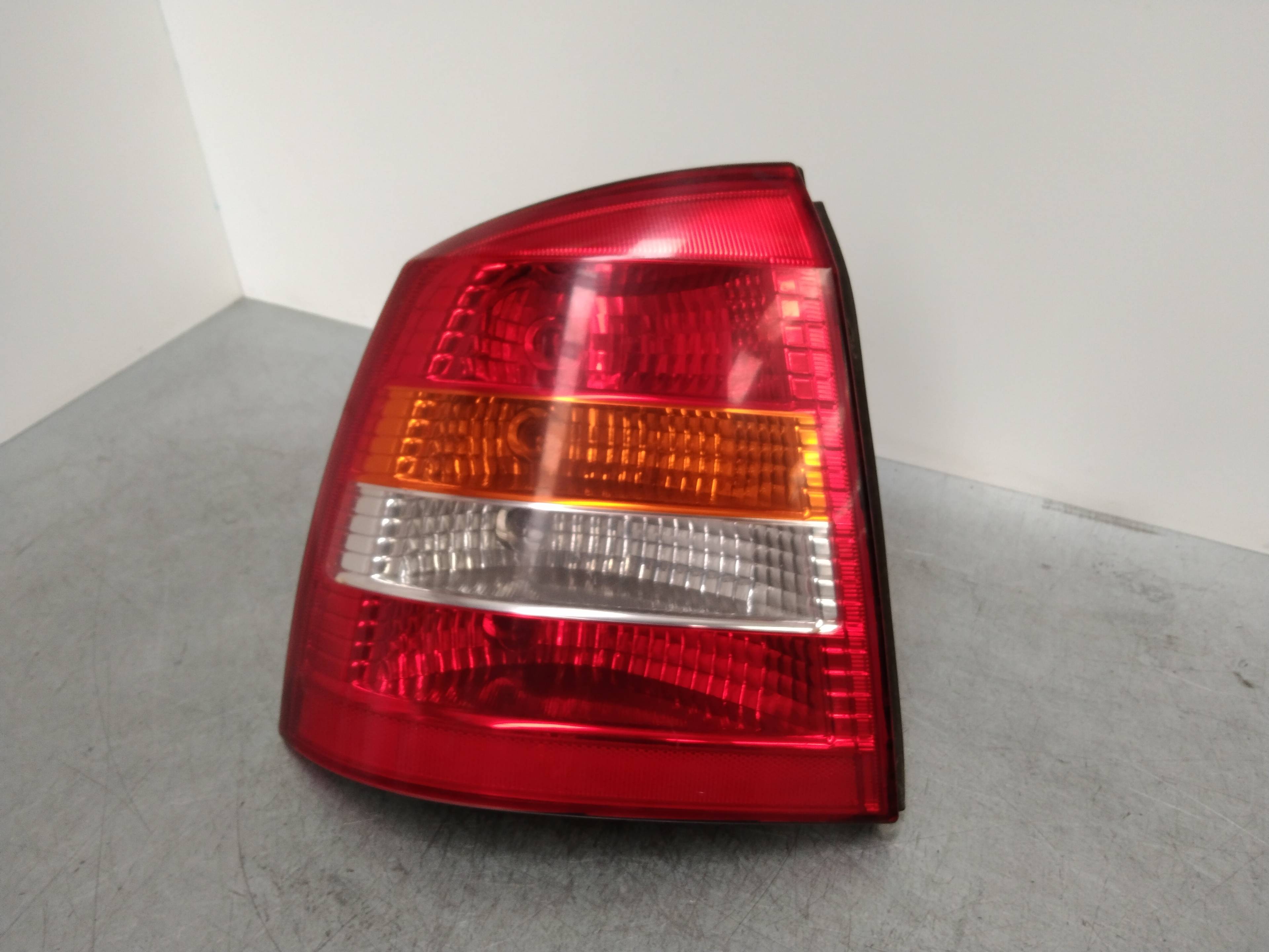 Piloto trasero izquierdo Z16XE 90521542 de Opel Astra g sedán (t98) 1998-2000 101 CV - pieza usada