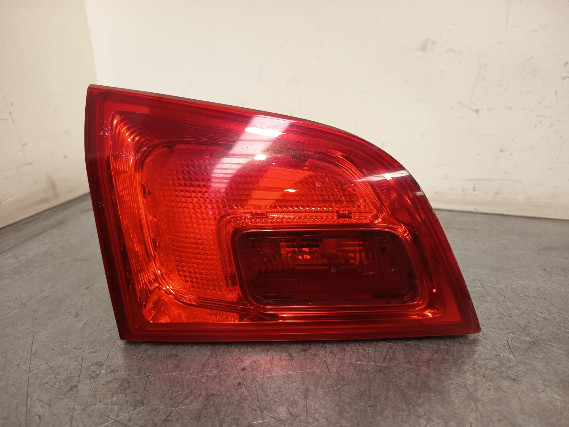 Piloto trasero izquierdo interior 13282246 de Opel Astra j sports tourer (p10) 2010-2015 - pieza usada