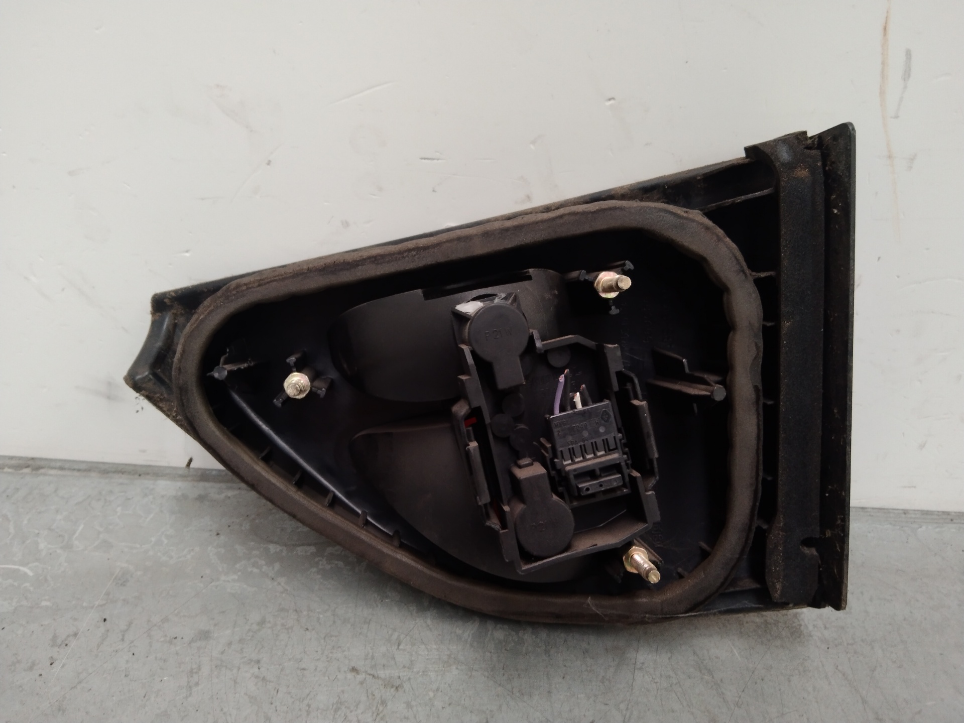 Fanale posteriore sinistro interno K7M 7700838530 de Renault Megane i 1996-1999 - pieza usada