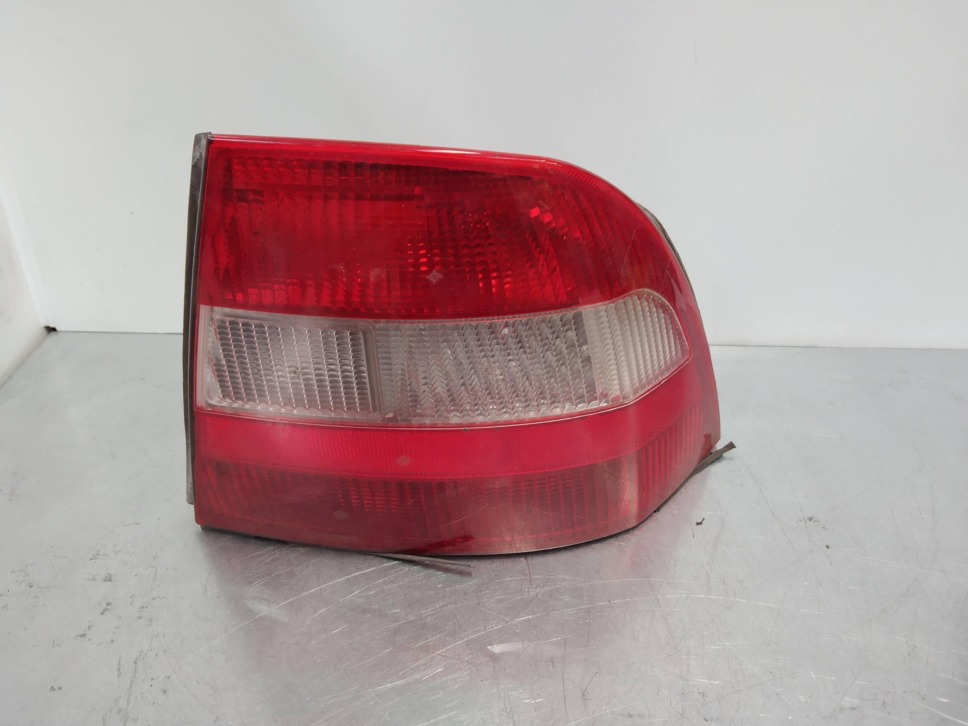 Scheinwerfer hinten rechts X17DTTC4EE1 90568049 de Opel Vectra b hatchback (j96) 1997-2003 82 CV - pieza usada