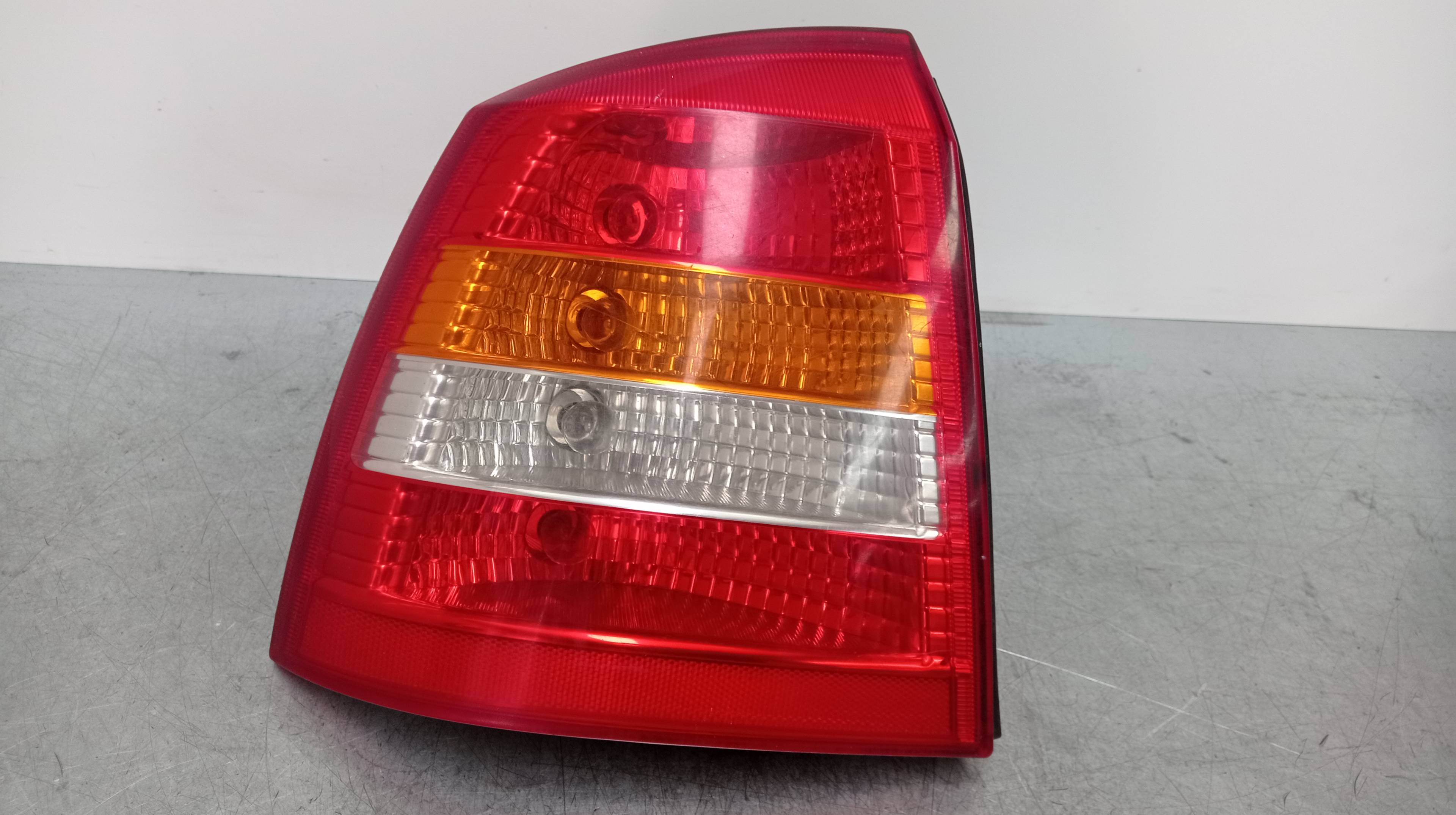Piloto trasero izquierdo X16XEL 90521542 de Opel Astra g sedán (t98) 1998-2000 101 CV - pieza usada