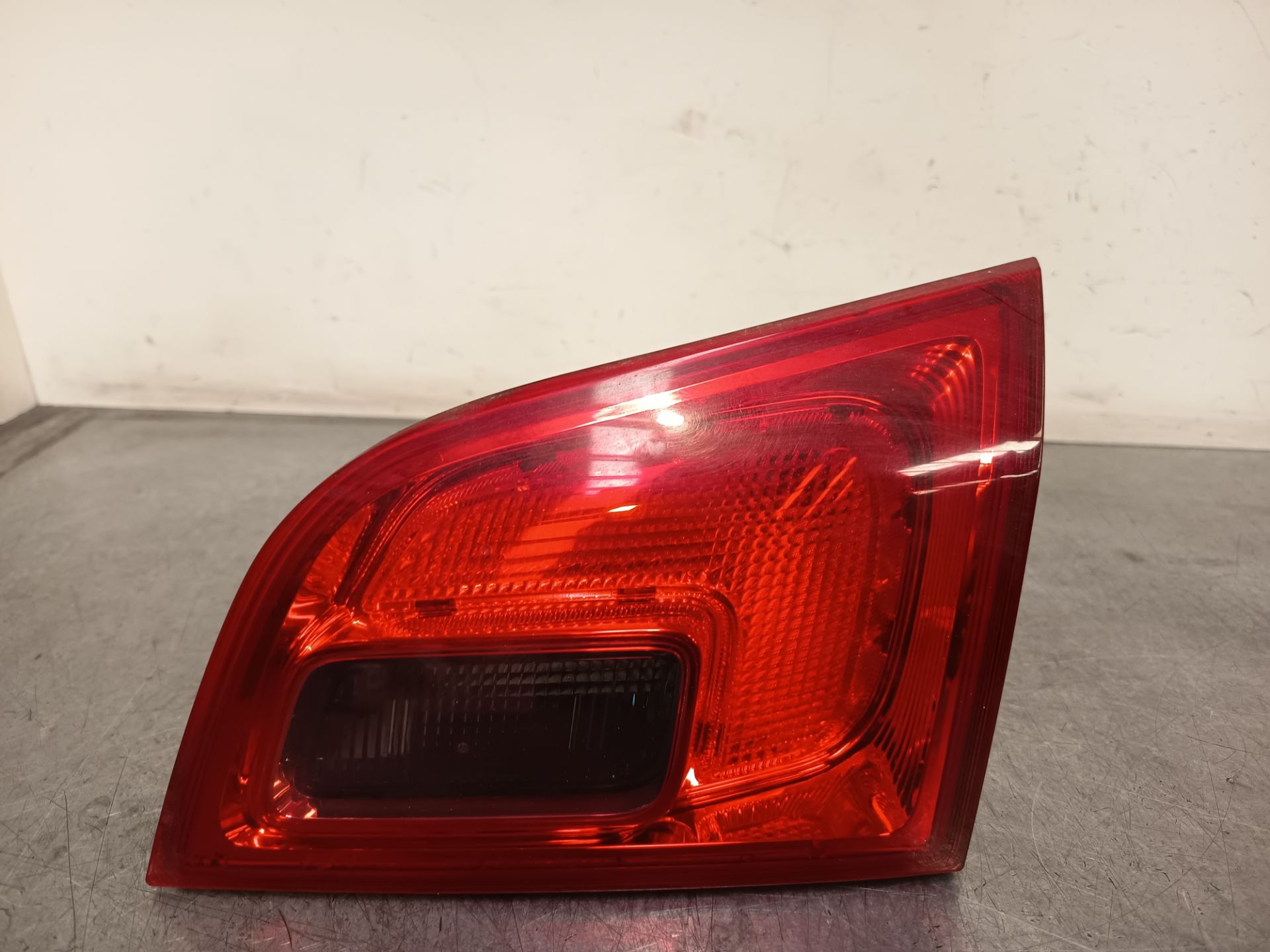 Piloto trasero derecho interior 13282247 de Opel Astra j sports tourer (p10) 2010-2015 - pieza usada