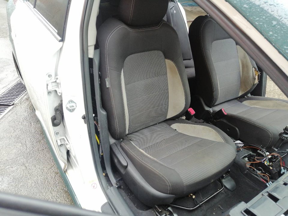 TOYOTA Avensis T27 1 generation (2006-2012) Pravé predné sedadlo 25069453