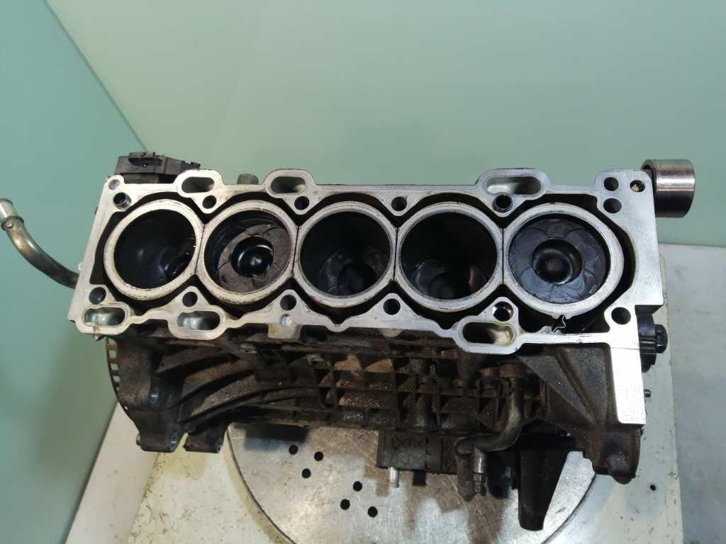 VOLVO V70 2 generation (2000-2008) Engine Block D5244T 19040133