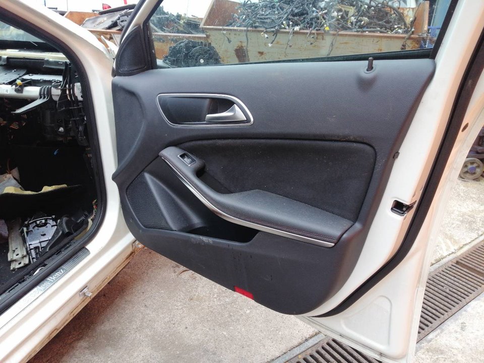 MERCEDES-BENZ A-Class W176 (2012-2018) Pravé přední dveřní panel A17672014009H93, A1767201400 25070050