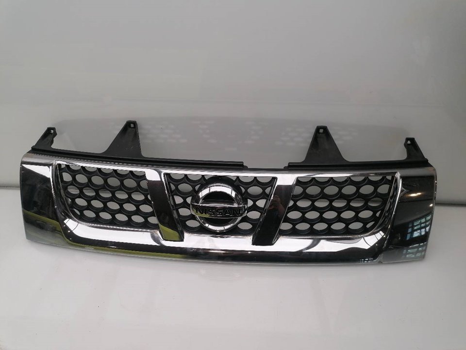 NISSAN Navara D22 (1997-2005) Priekinės radiatoriaus grotelės 62310VK100 21541828