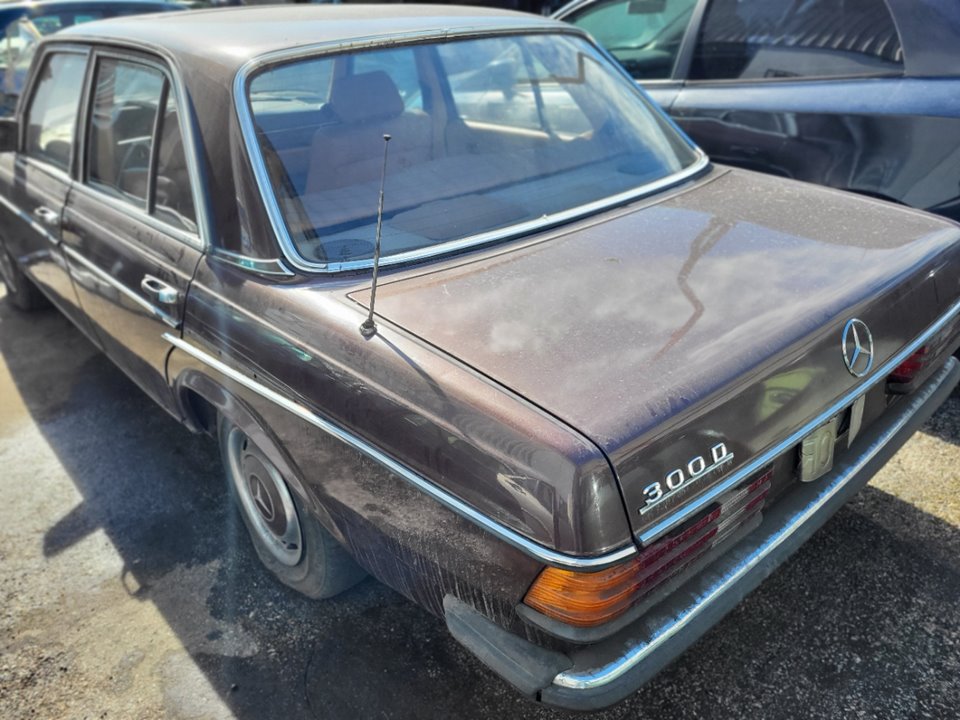 MERCEDES-BENZ W123 1 generation (1975-1985) Keskikonsoli 1236833808 24700298