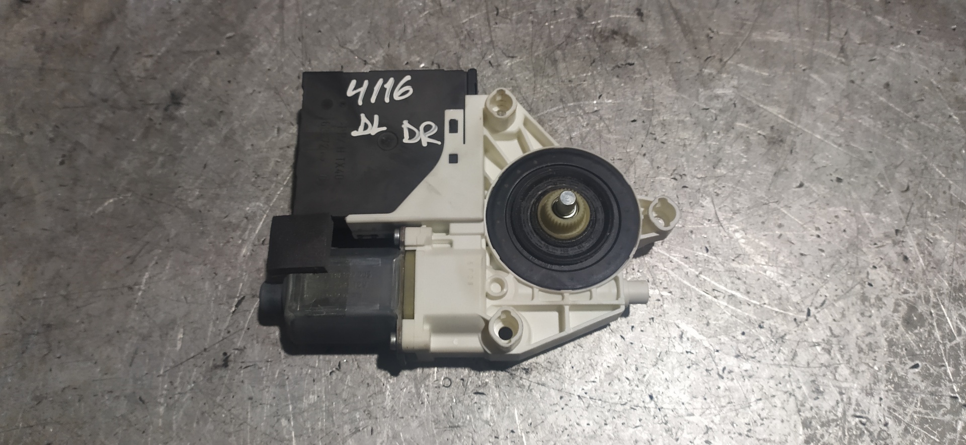 AUDI A3 8P (2003-2013) Moteur de commande de vitre de porte avant droite 0130822205, 8P0959802G 20089996