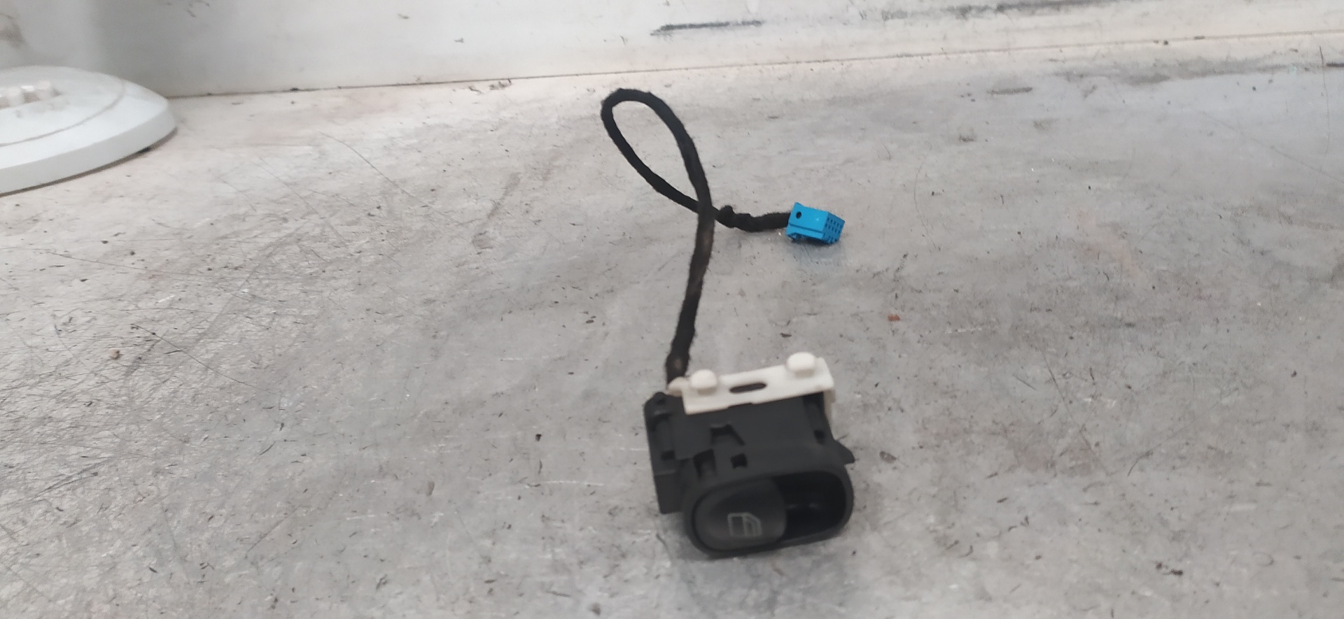 MITSUBISHI Galant 8 generation (1996-2006) Front Right Door Window Switch A2038200210 25912552