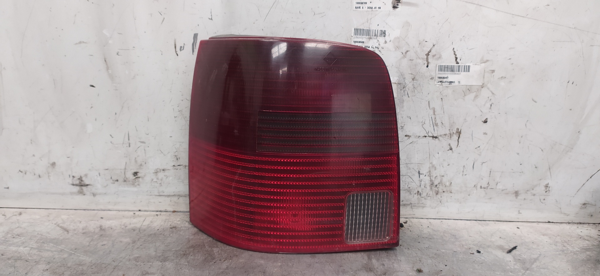 VOLKSWAGEN Passat B5 (1996-2005) Rear Left Taillight 3B9945257 23390479