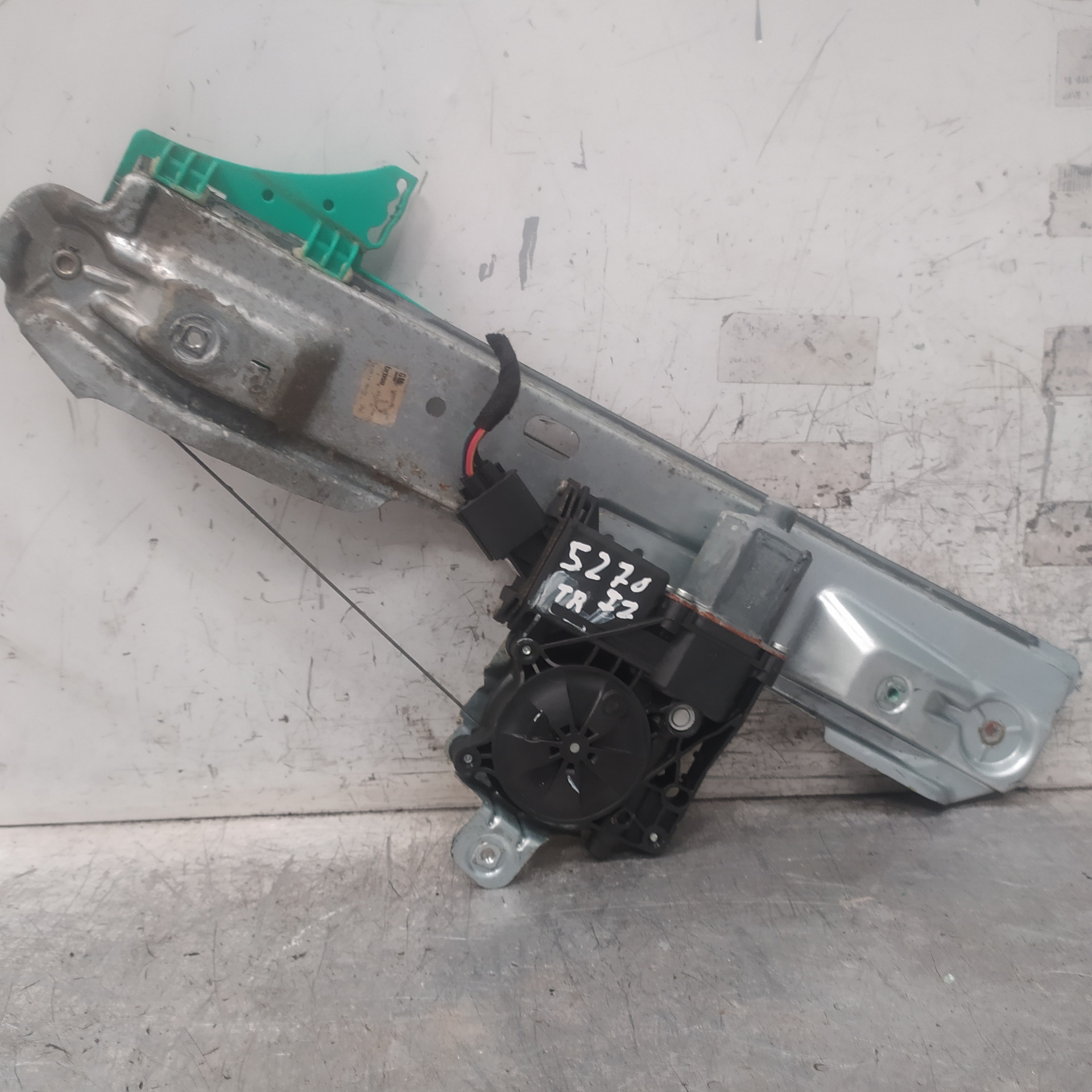 OPEL Astra J (2009-2020) Rear left door window lifter 13350761 25917539