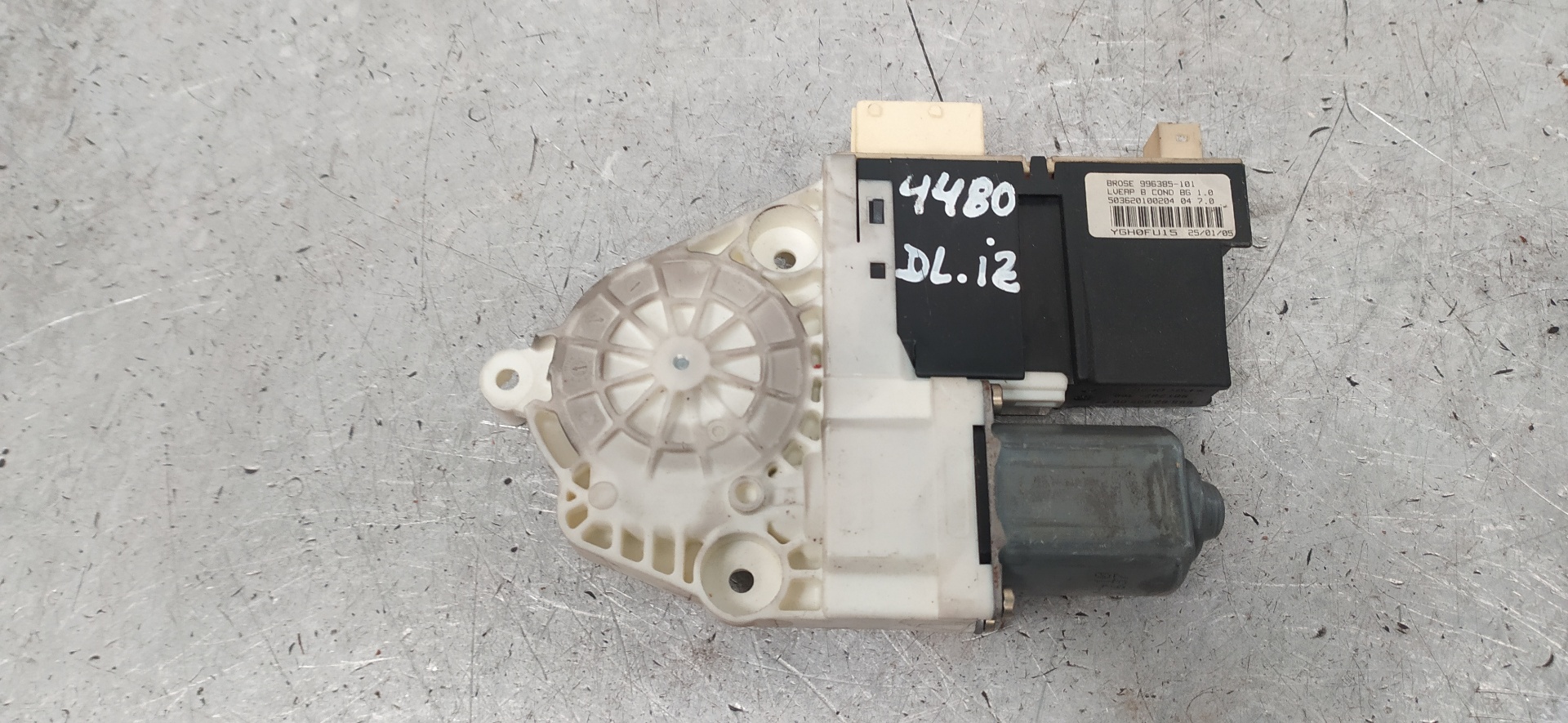 CITROËN C4 1 generation (2004-2011) Front Left Door Window Regulator Motor 997832101 20118750