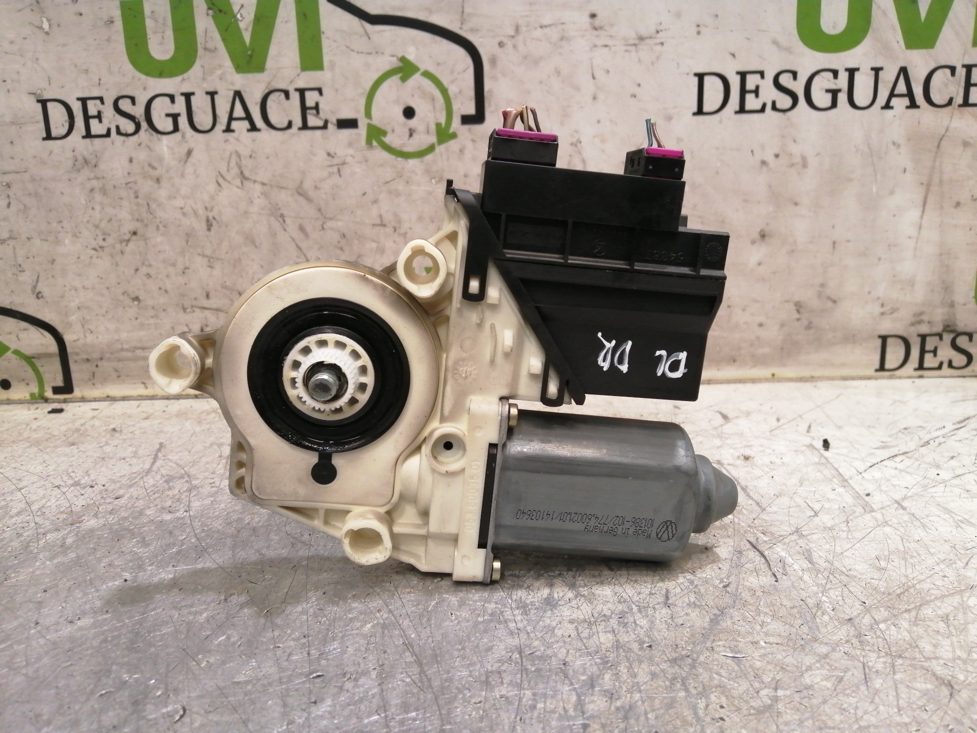 SEAT Cordoba 2 generation (1999-2009) Front Right Door Window Control Motor 6Q2959801A 20052357