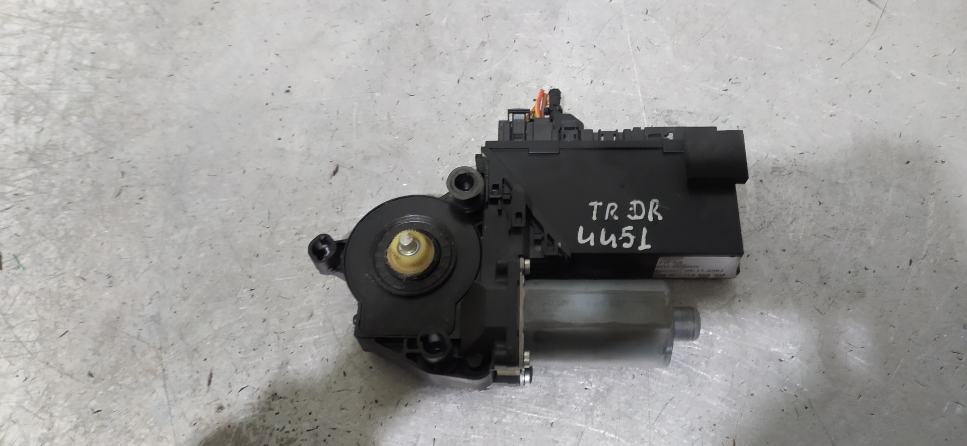 VOLKSWAGEN Touareg 1 generation (2002-2010) Motor de control geam ușă  dreapta spate 0130821764 23377608