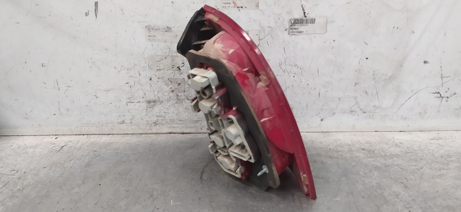 VOLKSWAGEN Rear Left Taillight 3B5945257 25916844