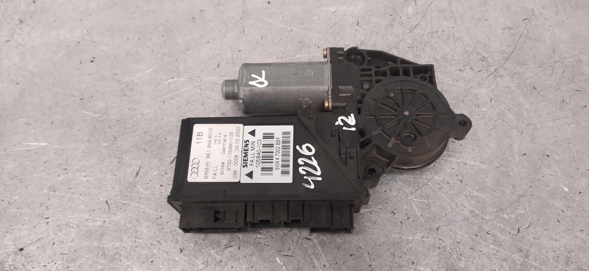 AUDI A4 B6/8E (2000-2005) Moteur de lève-vitre de porte avant gauche 8E1959801B, 0130821765 20101979