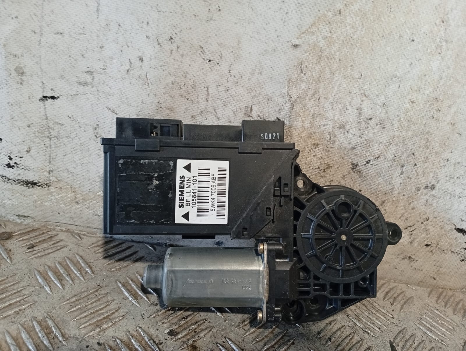 Fernsterhebermotor vorne links 0130821764 de Audi A4 2004-2008 - pieza usada