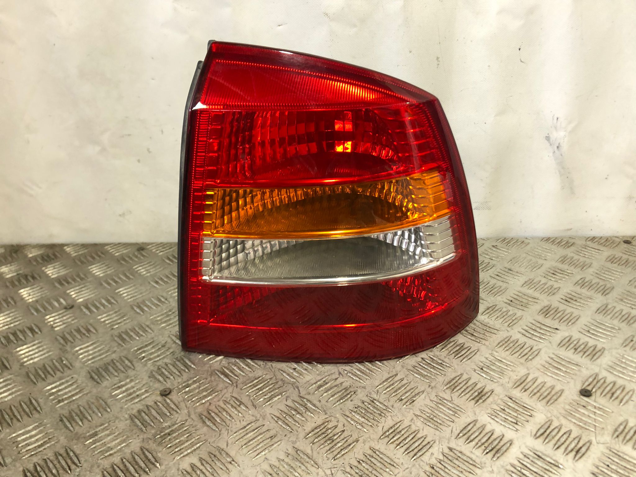 Piloto trasero izquierdo 90521542 de Opel Astra g classic (t98) 2004-2006 - pieza usada