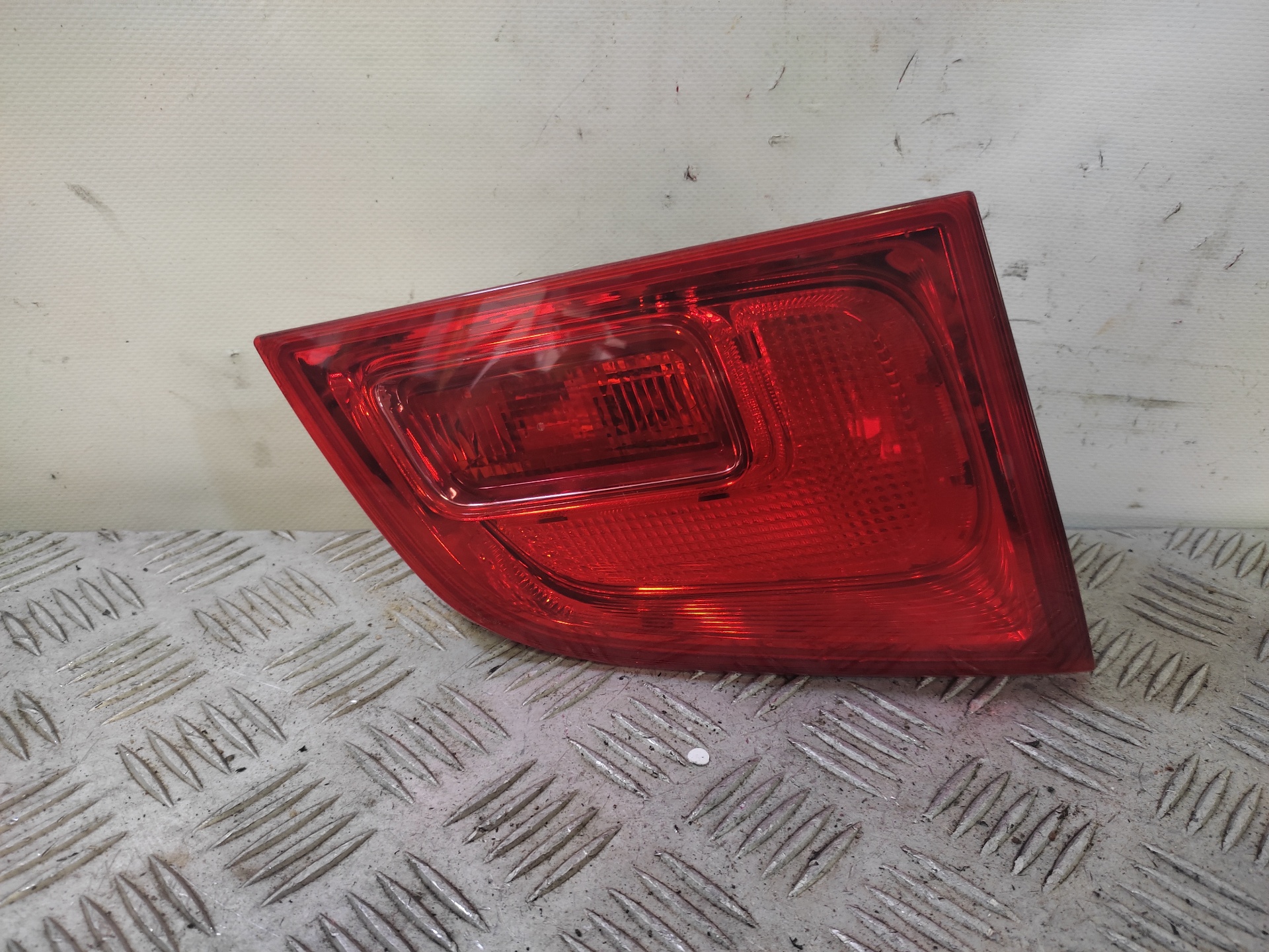 Piloto trasero izquierdo interior 13282246 de Opel Astra 2010-2011 - pieza usada