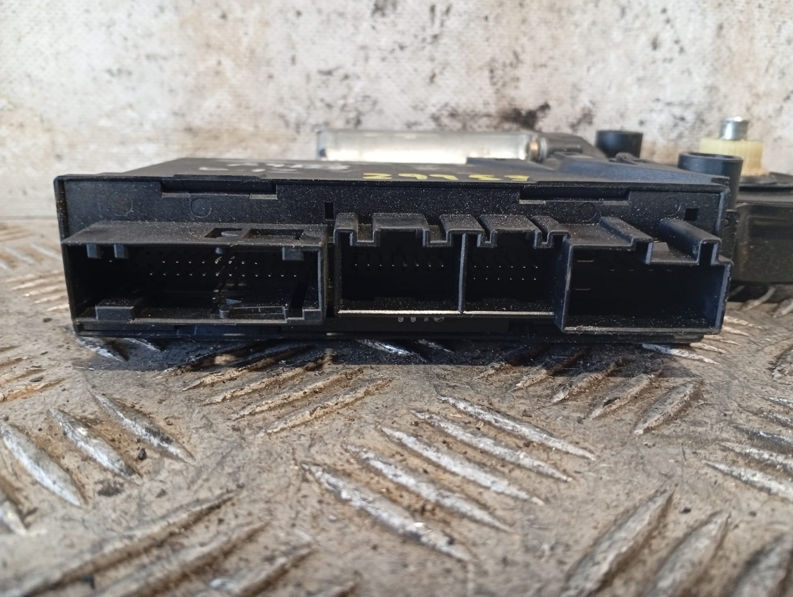 Fernsterhebermotor vorne links 0130821764 de Audi A4 2004-2008 - pieza usada