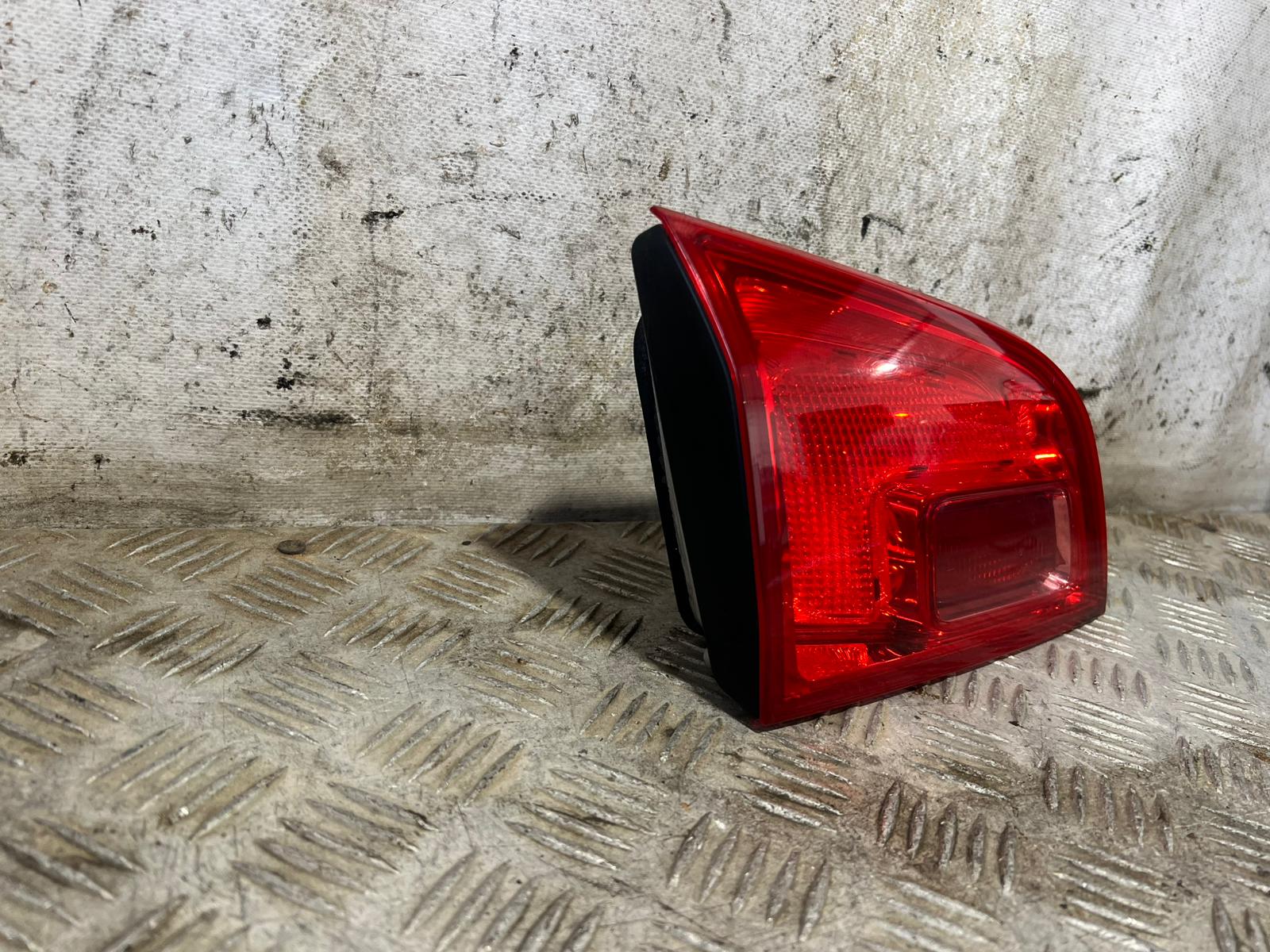 Piloto trasero izquierdo interior 13282246 de Opel Astra 2009-2015 - pieza usada