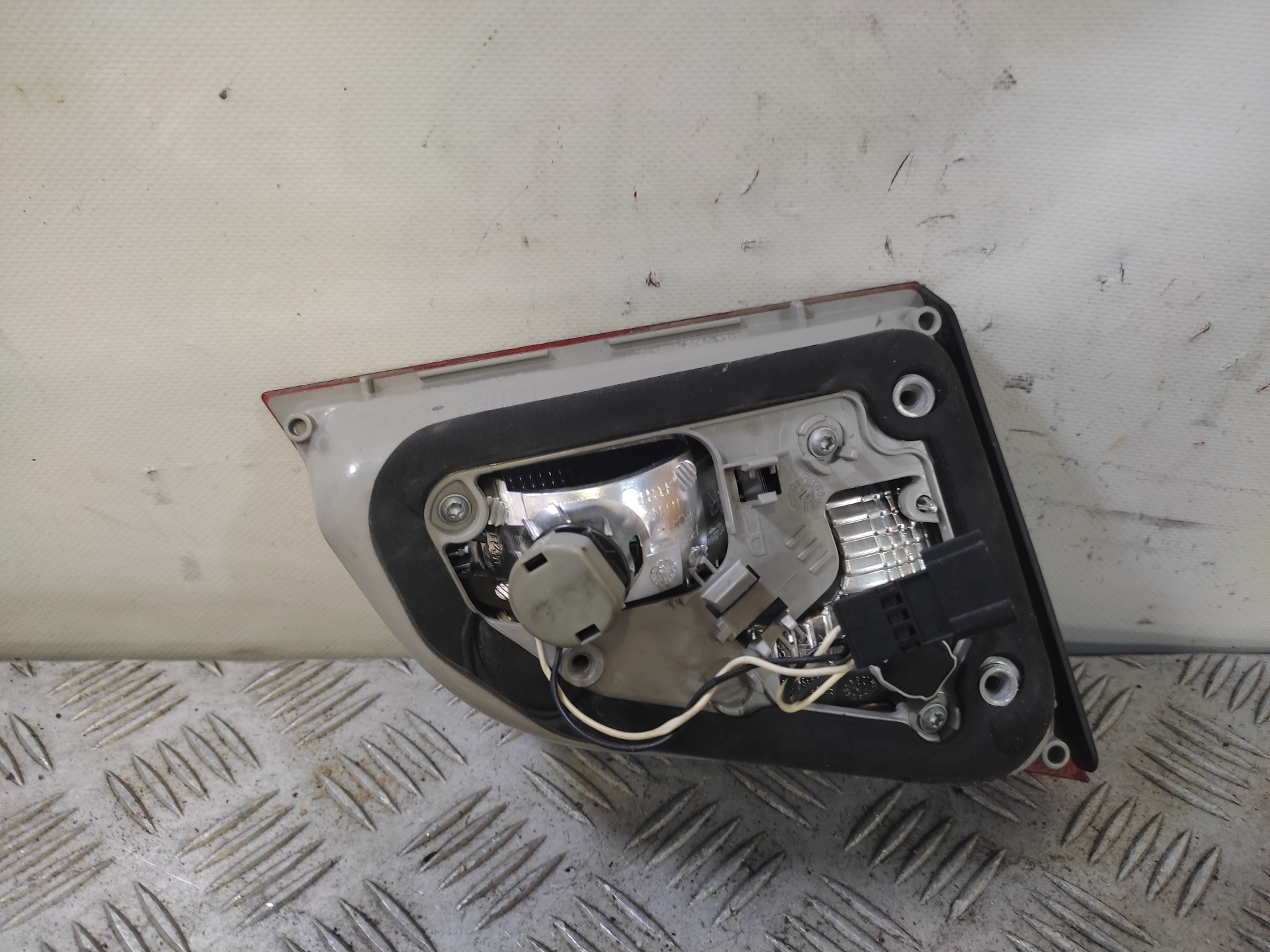Piloto trasero derecho interior 13282247 de Opel Astra 2010-2011 - pieza usada