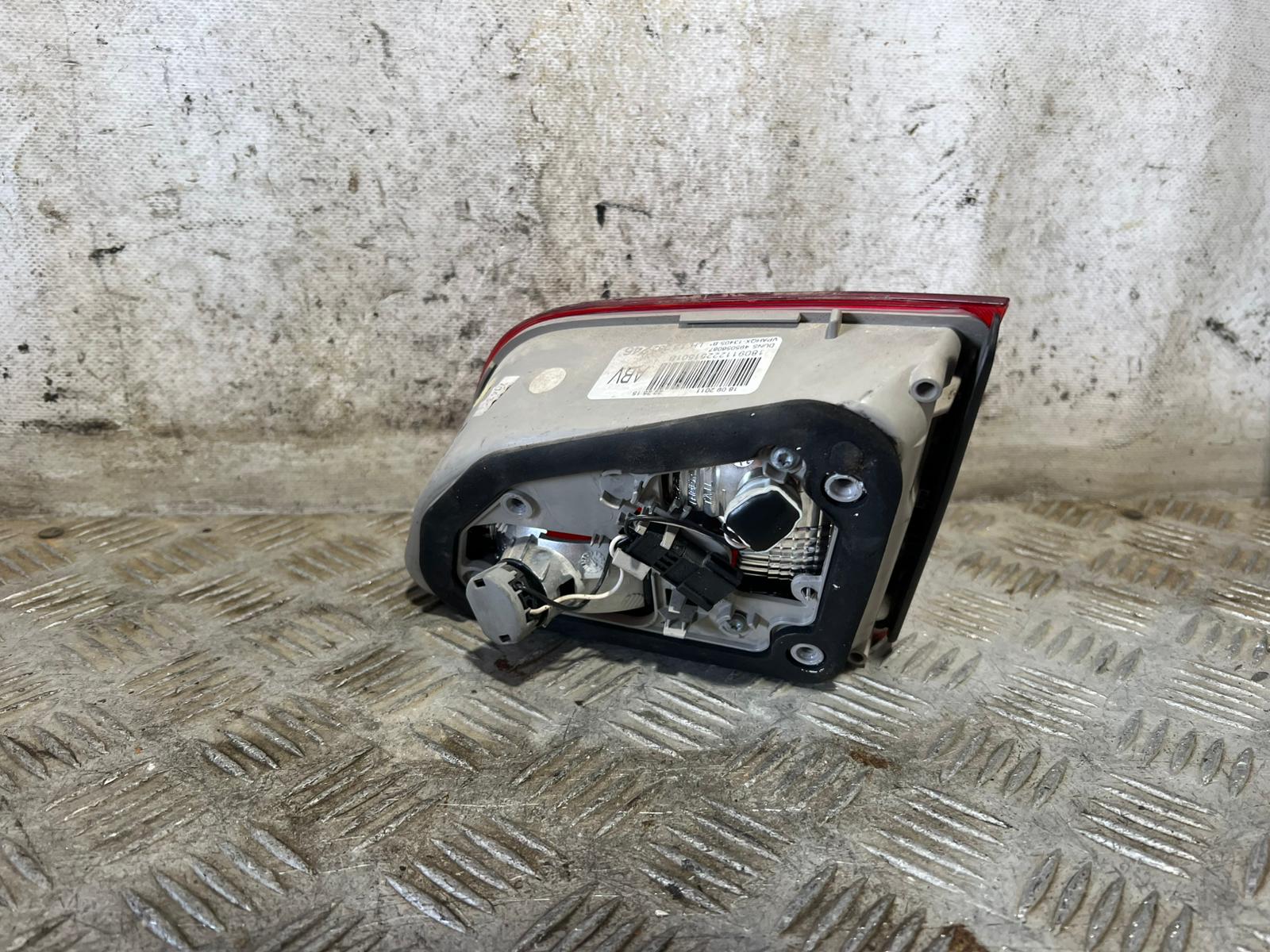 Piloto trasero izquierdo interior 13282246 de Opel Astra 2009-2015 - pieza usada