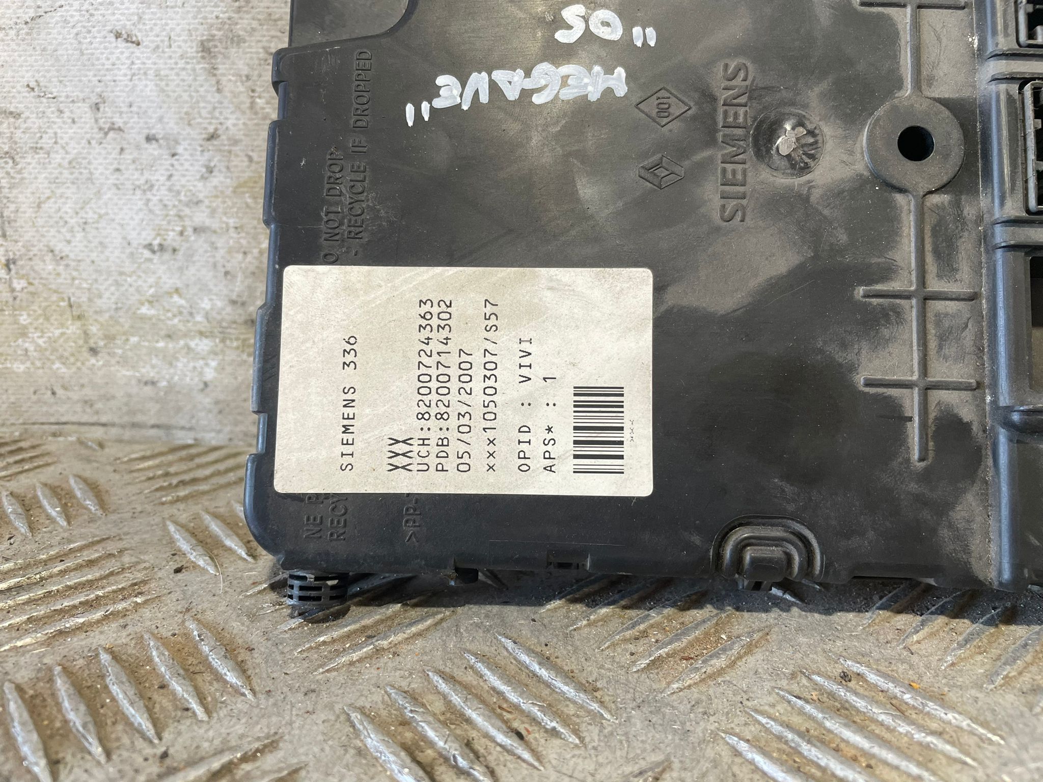 Fuse box 8200724363 de Renault Megane ii 2002-2009 - pieza usada