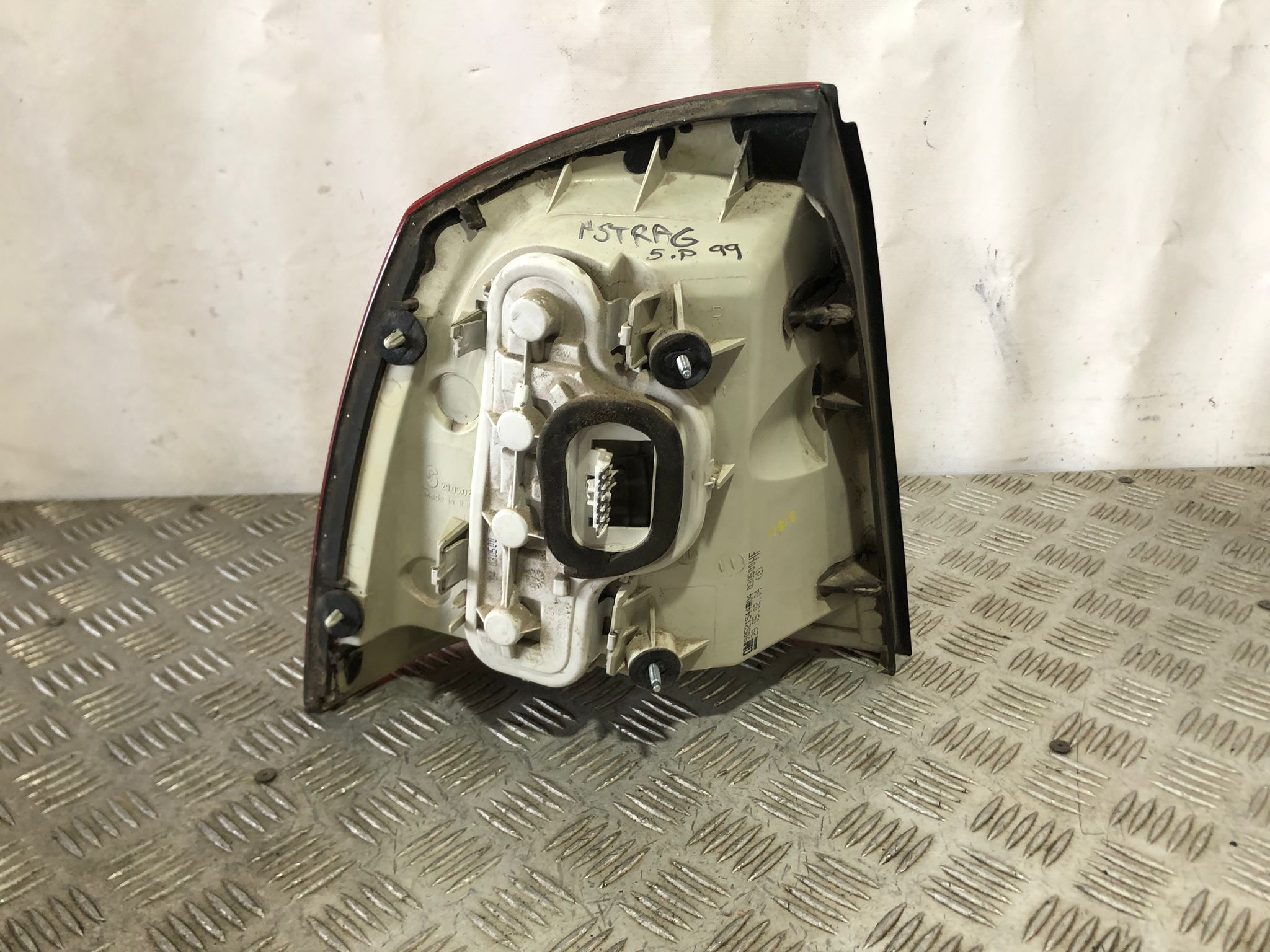Piloto trasero izquierdo 90521542 de Opel Astra g classic (t98) 2004-2006 - pieza usada