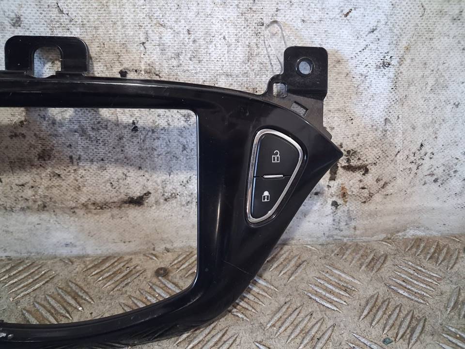 Moldura 13352019 de Opel Adam 2012-2013 - pieza usada