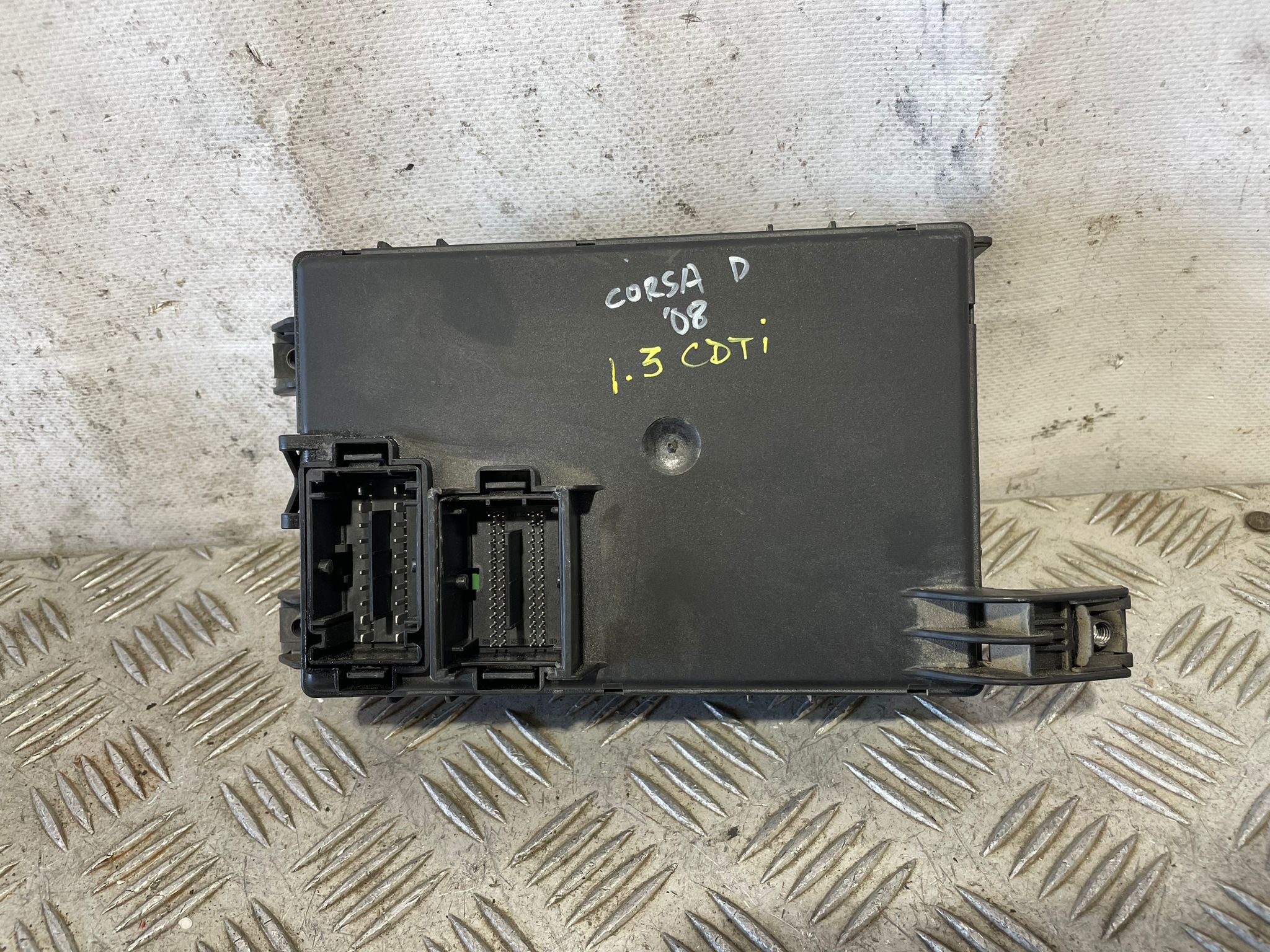 Caja de relés / fusibles 13142241 de Opel Corsa d (s07) 2011-2014 - pieza usada