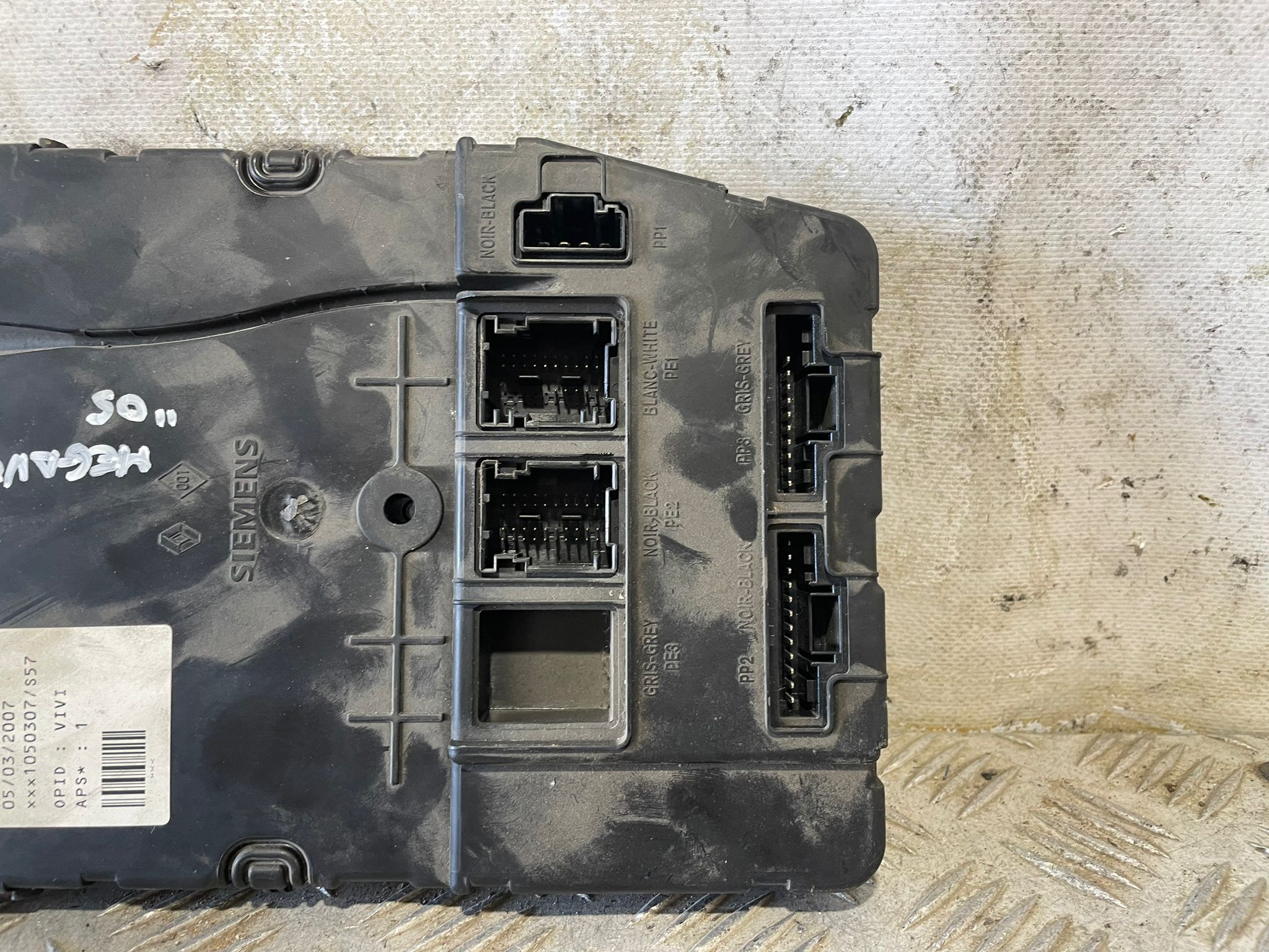 Fuse box 8200724363 de Renault Megane ii 2002-2009 - pieza usada