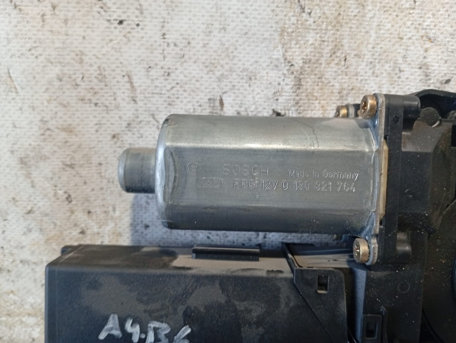 Fernsterhebermotor vorne links 0130821764 de Audi A4 2004-2008 - pieza usada