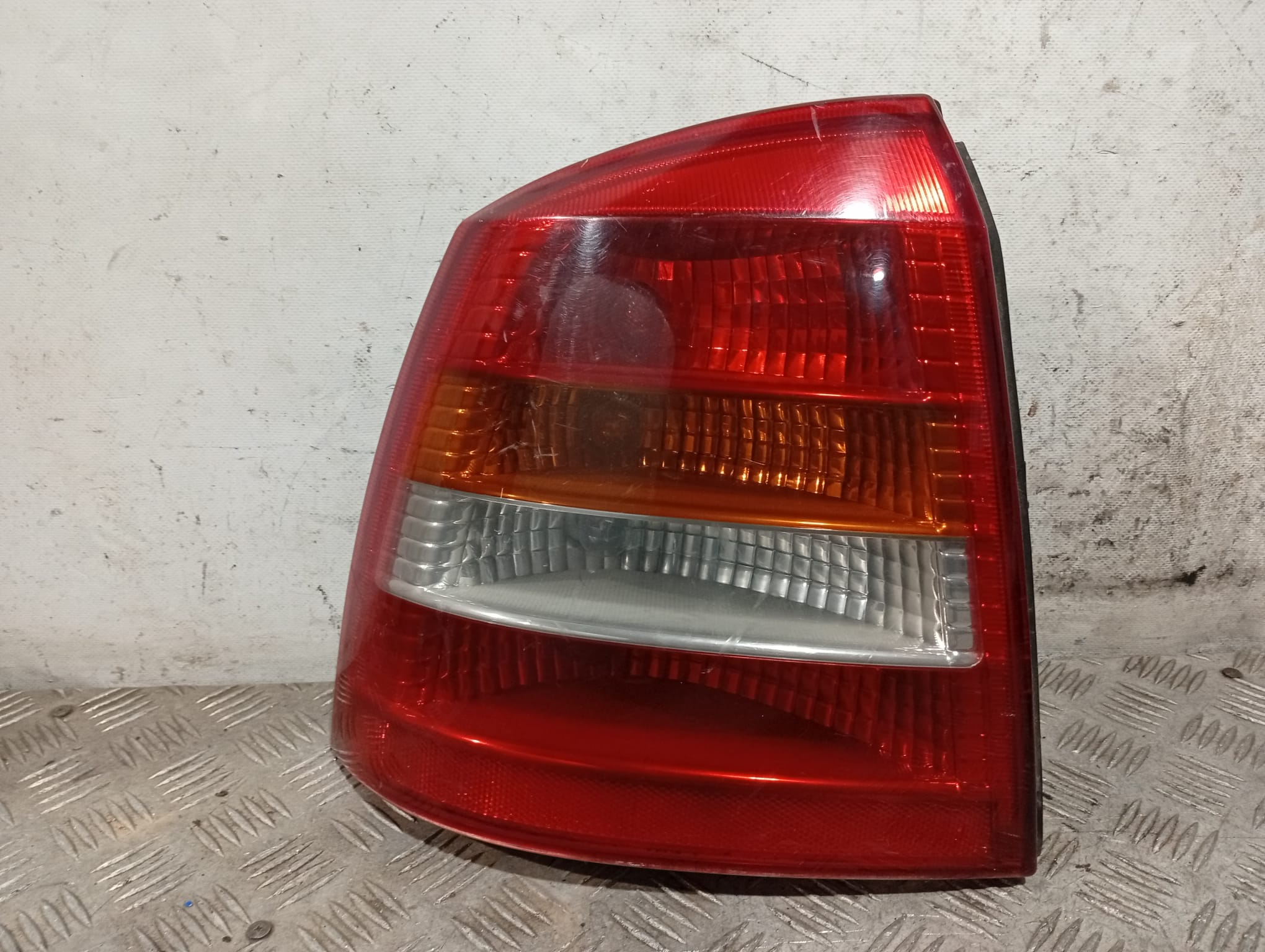 Piloto trasero izquierdo 90521542 de Opel Astra 1998-2004 - pieza usada