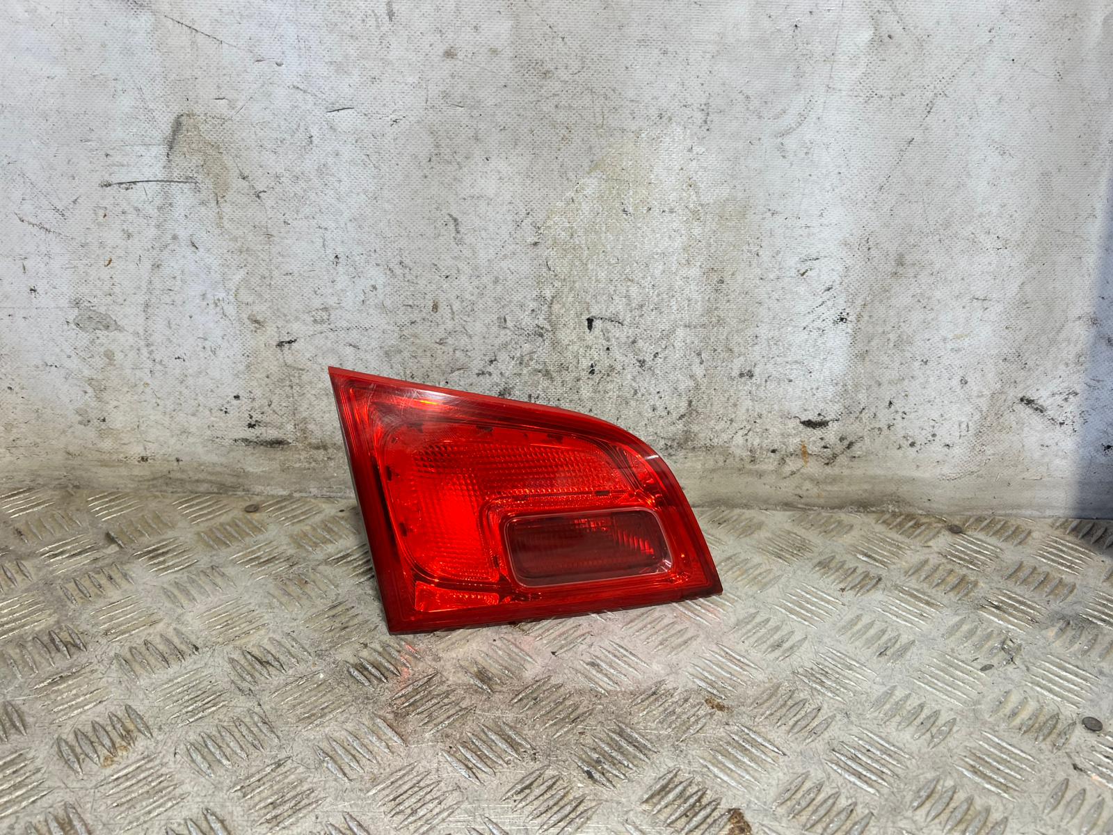 Piloto trasero izquierdo interior 13282246 de Opel Astra 2009-2015 - pieza usada