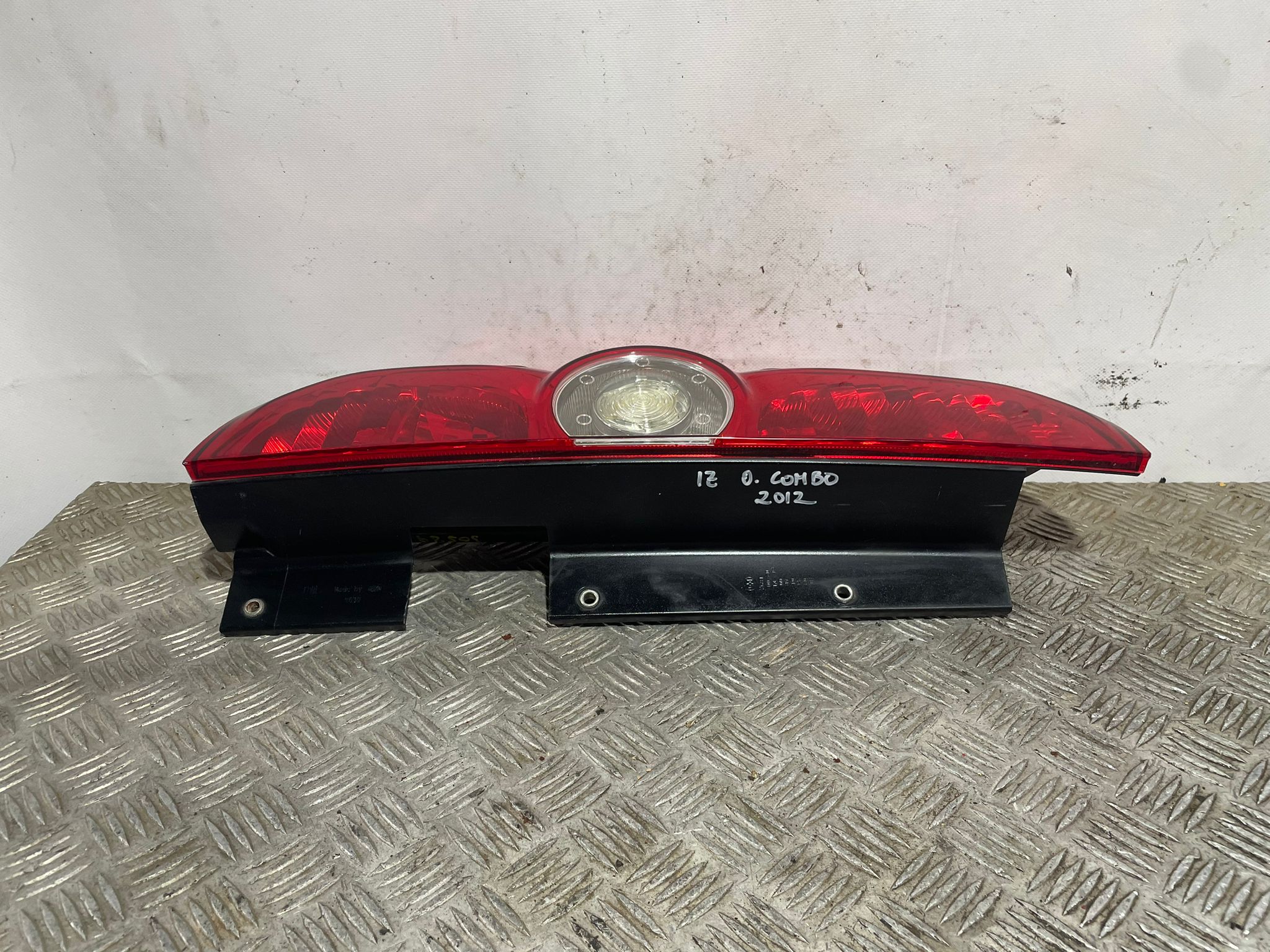 Piloto trasero izquierdo 00519248460 de Opel Combo 2011-2016