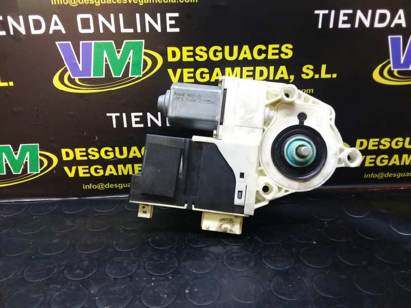 CITROËN C4 1 generation (2004-2011) Moteur de commande de vitre de porte avant droite 996388102 18914396