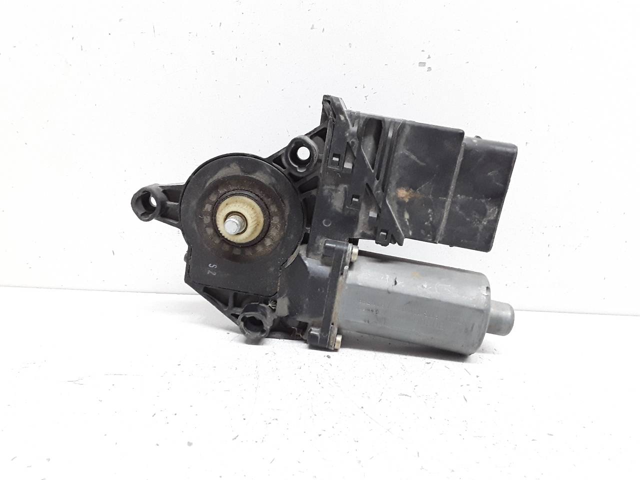 VOLKSWAGEN Passat B5 (1996-2005) Moteur de commande de vitre de porte arrière droite 105407301 25613592