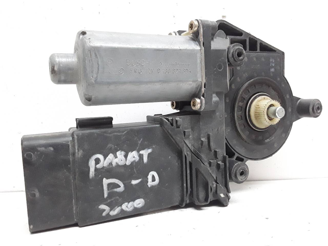 VOLKSWAGEN Passat Variant 1 generation (2010-2024) Front Right Door Window Control Motor 0130821694 19084120