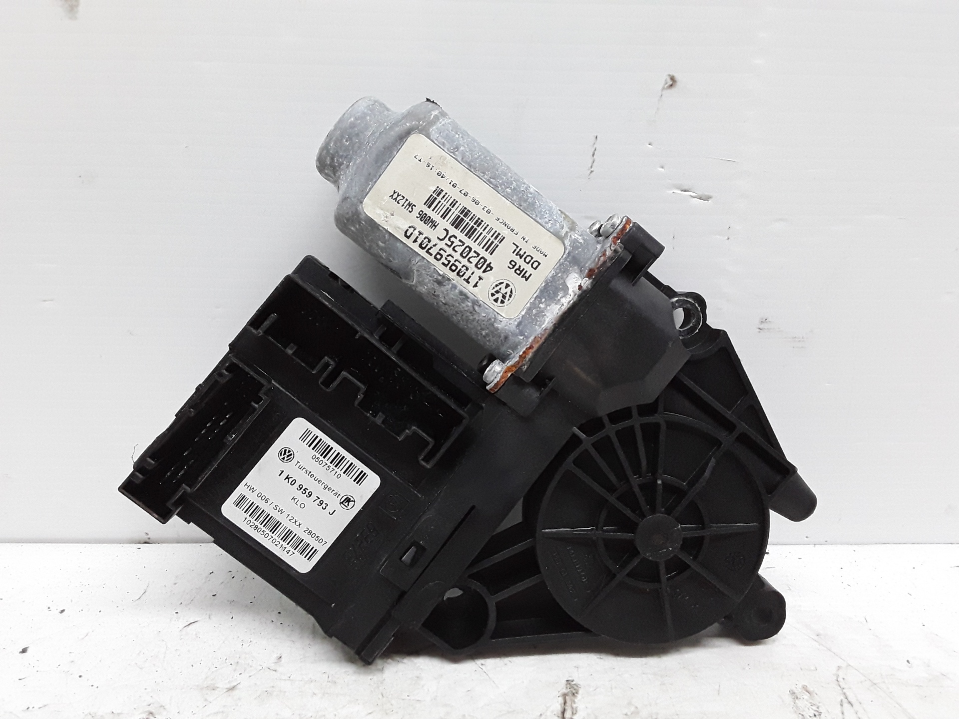 VOLKSWAGEN Caddy 3 generation (2004-2015) Moteur de commande de vitre de porte avant droite 1T0959702D 25609784