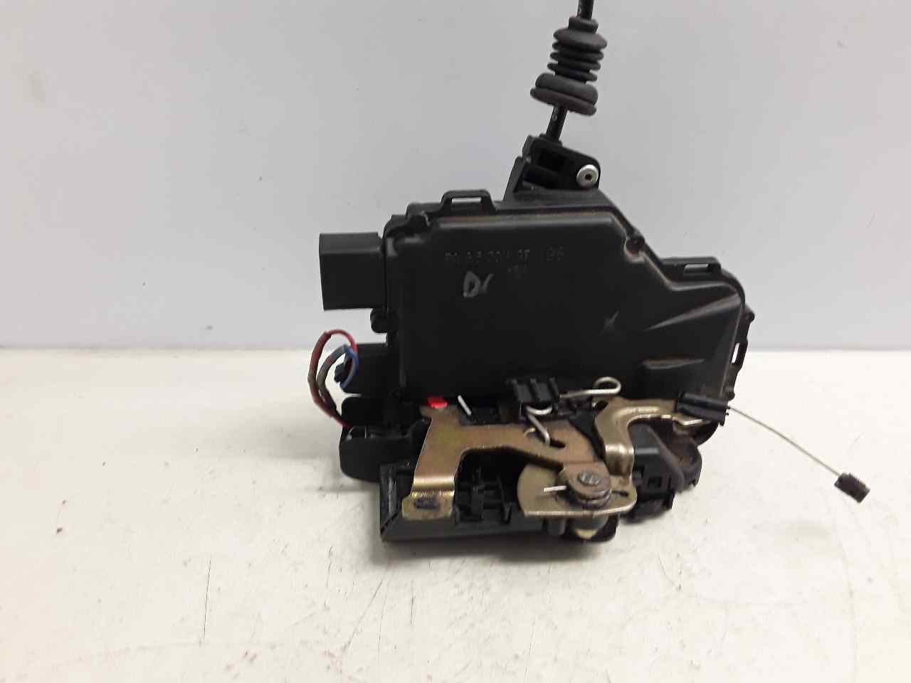 VOLKSWAGEN Polo 3 generation (1994-2002) Front Left Door Lock 3B0885737 25628427