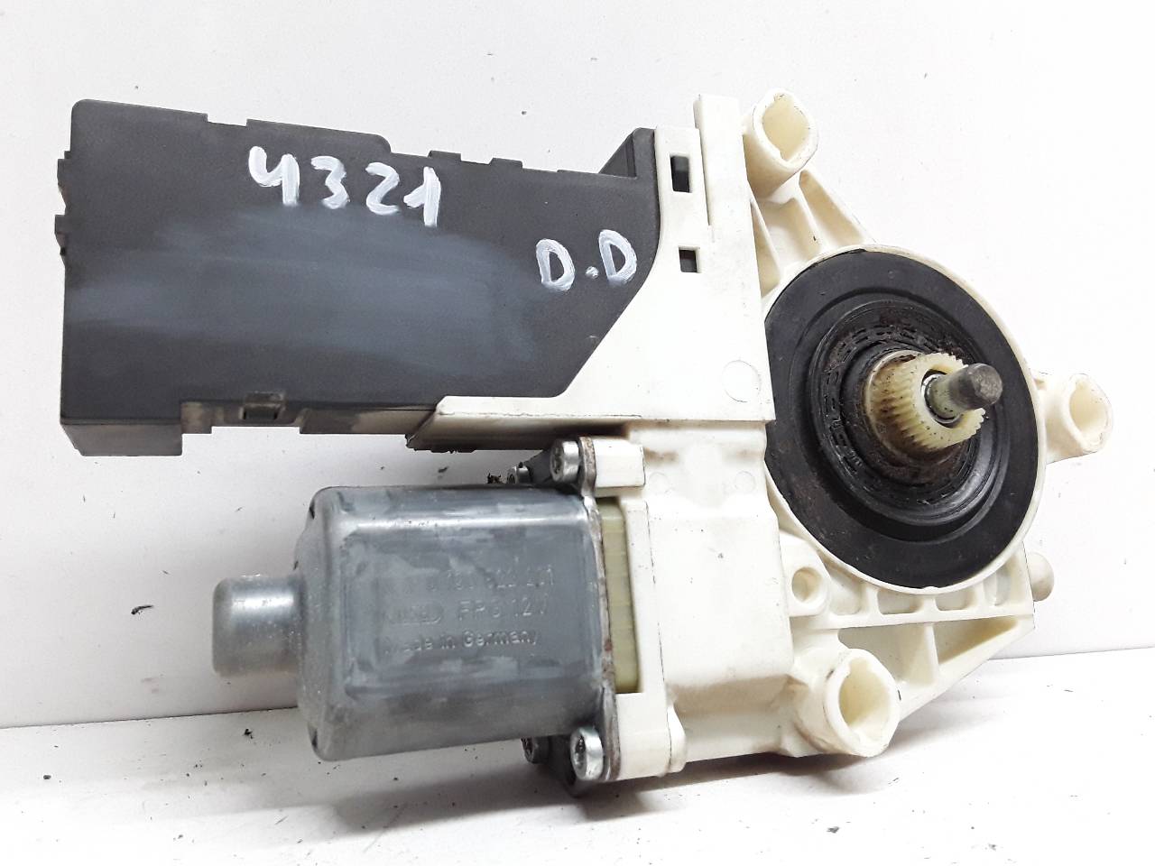 PEUGEOT Avensis 3 generation (2009-2020) Front Right Door Window Control Motor 0130822201 25593985