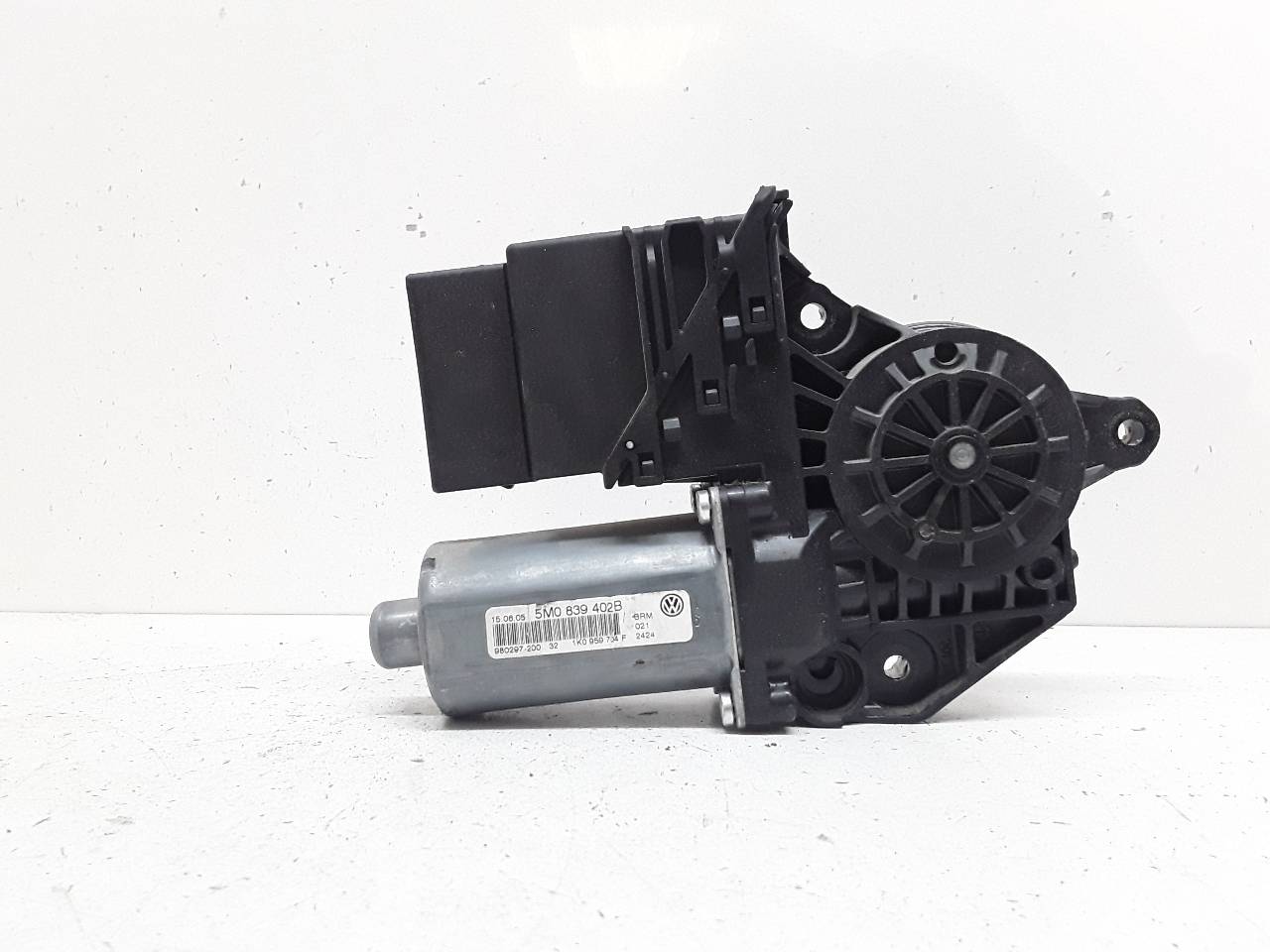 VOLKSWAGEN Golf Plus 2 generation (2009-2014) Rear Right Door Window Control Motor 5M0839402B 25077422